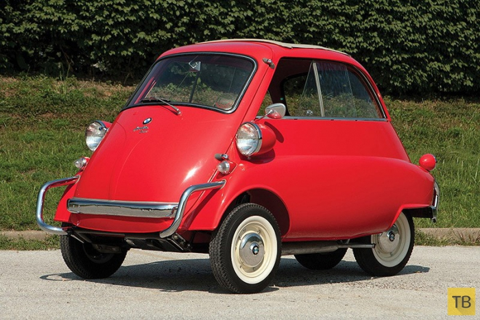 Трехколесная Isetta в свое время спасла компанию BMW от банкротства: пока конкуренты продавали более дорогие машины, баварцы успели реализовать 160 000 Isetta и серьезно поправить свое финансовое положение, подорванное Второй мировой войной.Isetta, имеющая итальянские корни, в первую очередь отличалась скромными размерами и тем, что единственная дверь была расположена там, где у современных автомобилей находится капот: руль модели двигался вместе с дверью.