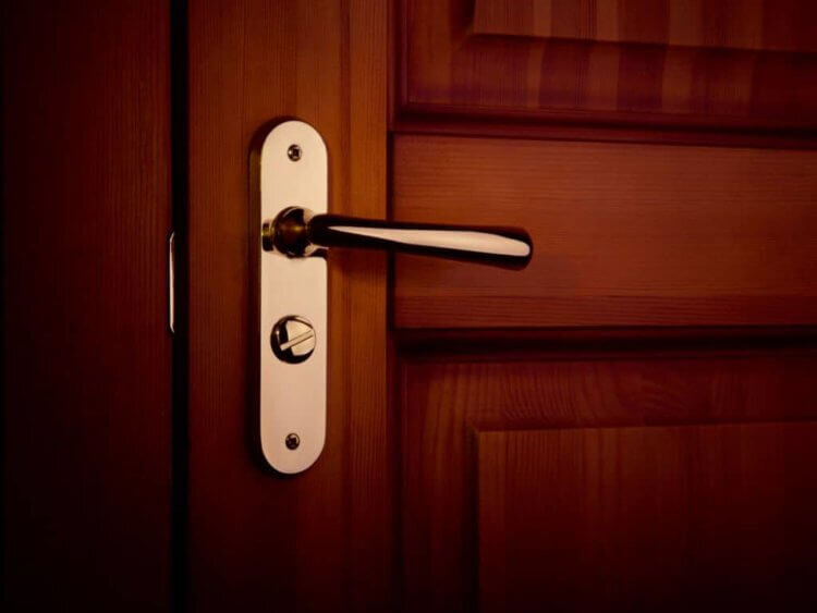 Дверные ручки — одни из самых грязных объектов в каждом доме 