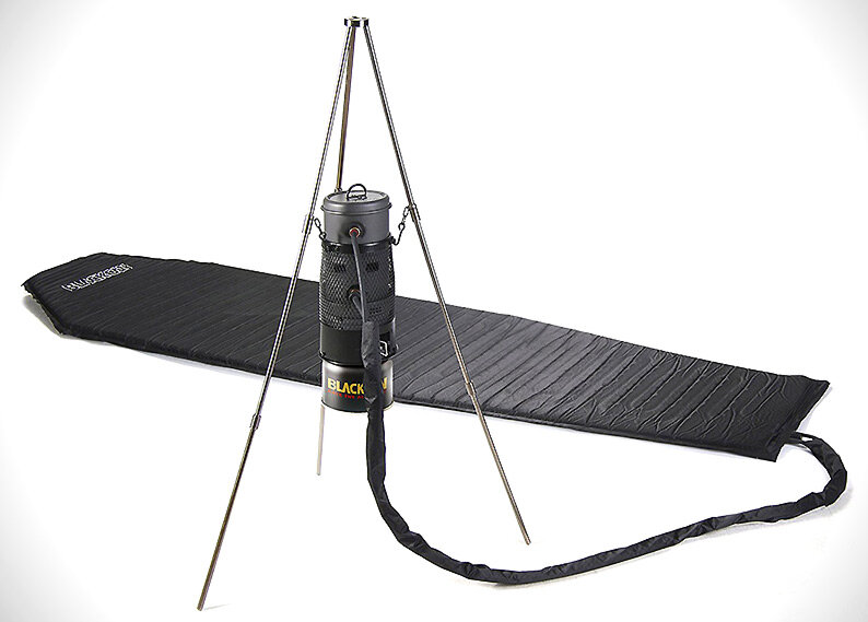 Подогрев поверхности туристического коврика до +30С осуществляется с помощью водяного контура и газовой горелки, установленной рядом на треноге.