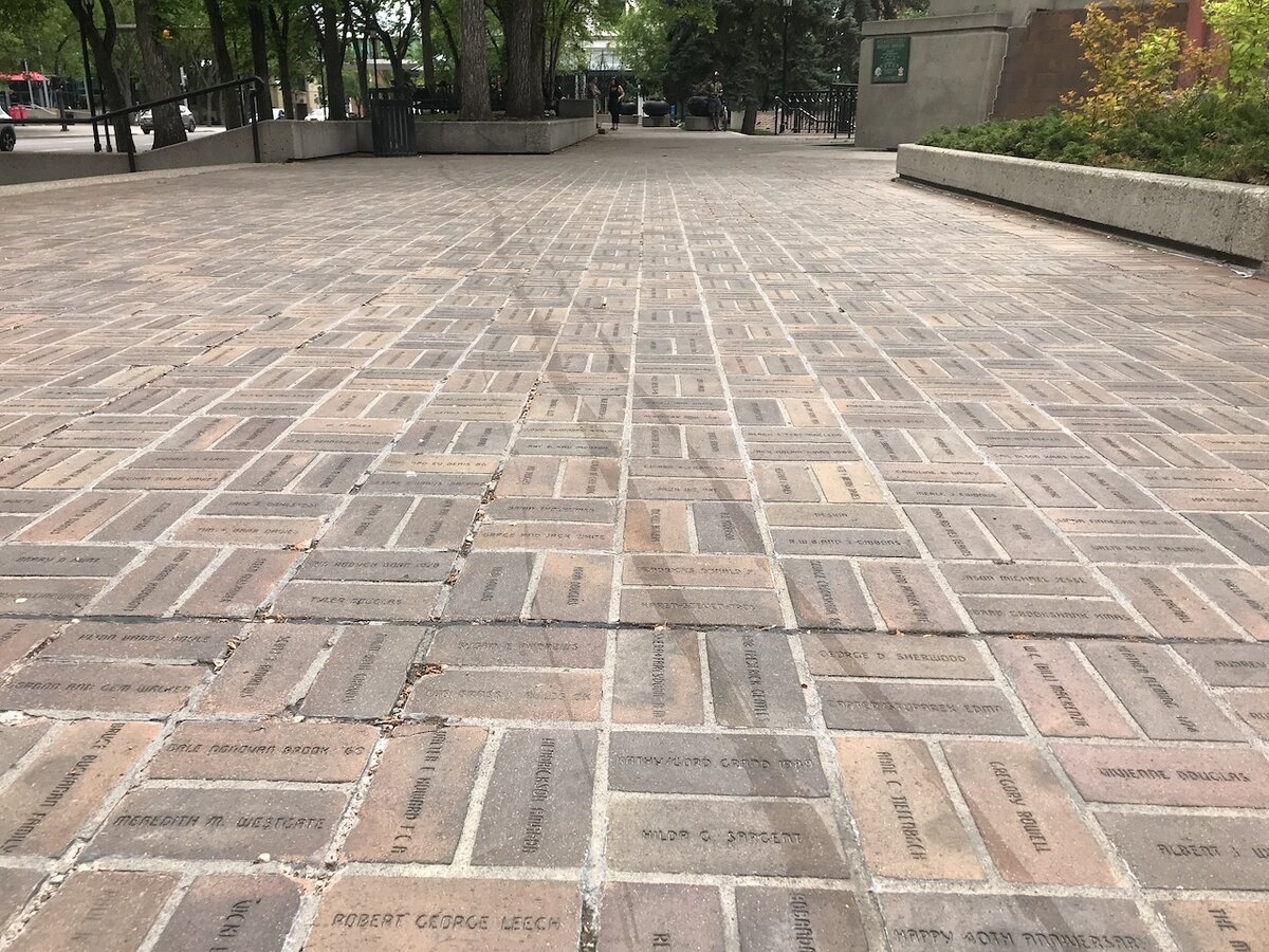 ... мостовую в парке. 