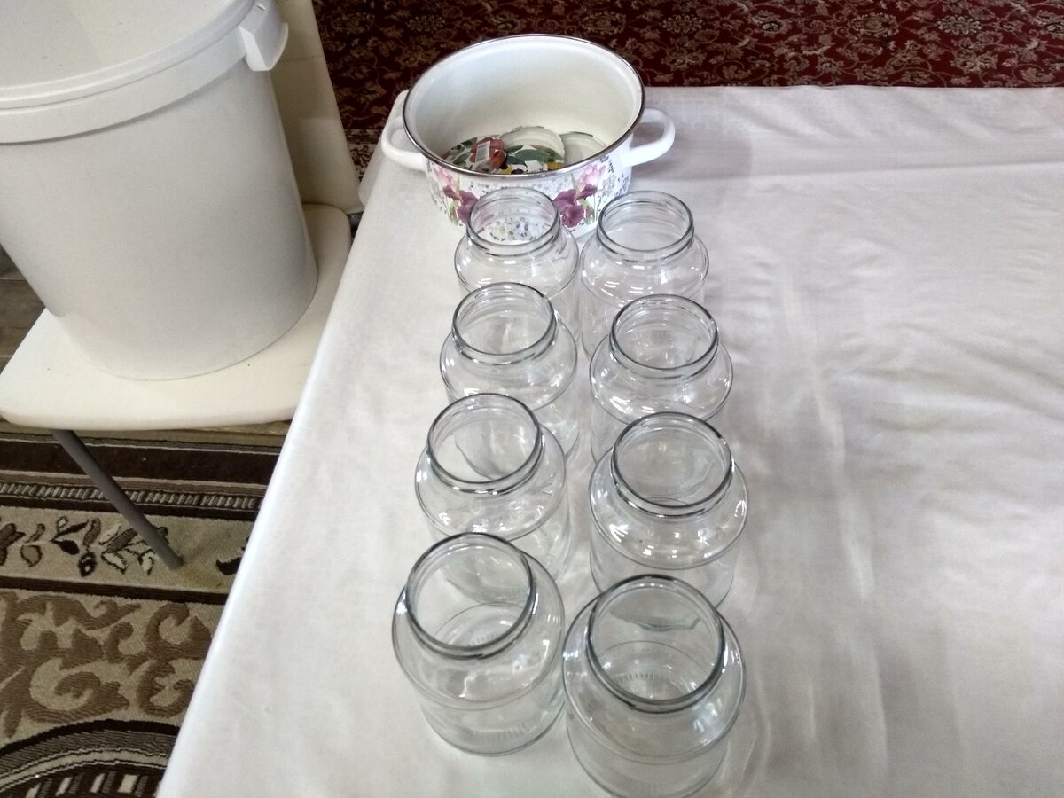 Банки для приготовления тушёнки, крышки замачиваем в горячей воде