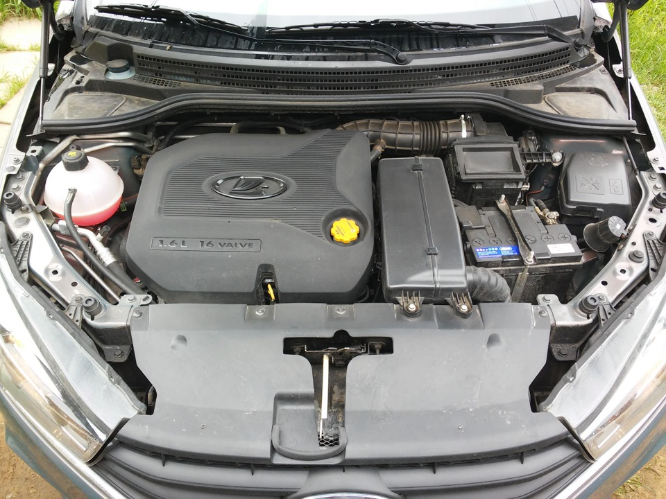 Подкапотное пространство Lada Vesta. Источник: drive2.com