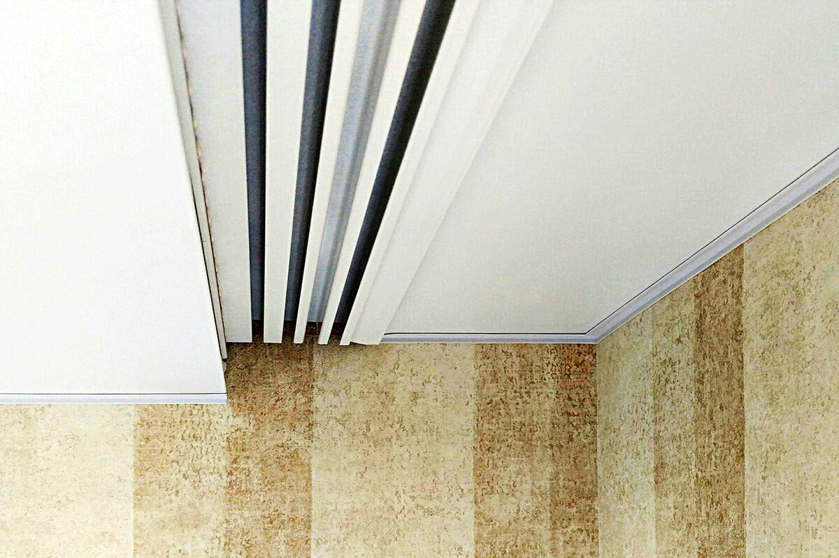 На фото: алюминиевый  карниз ПК5 (без подсветки)