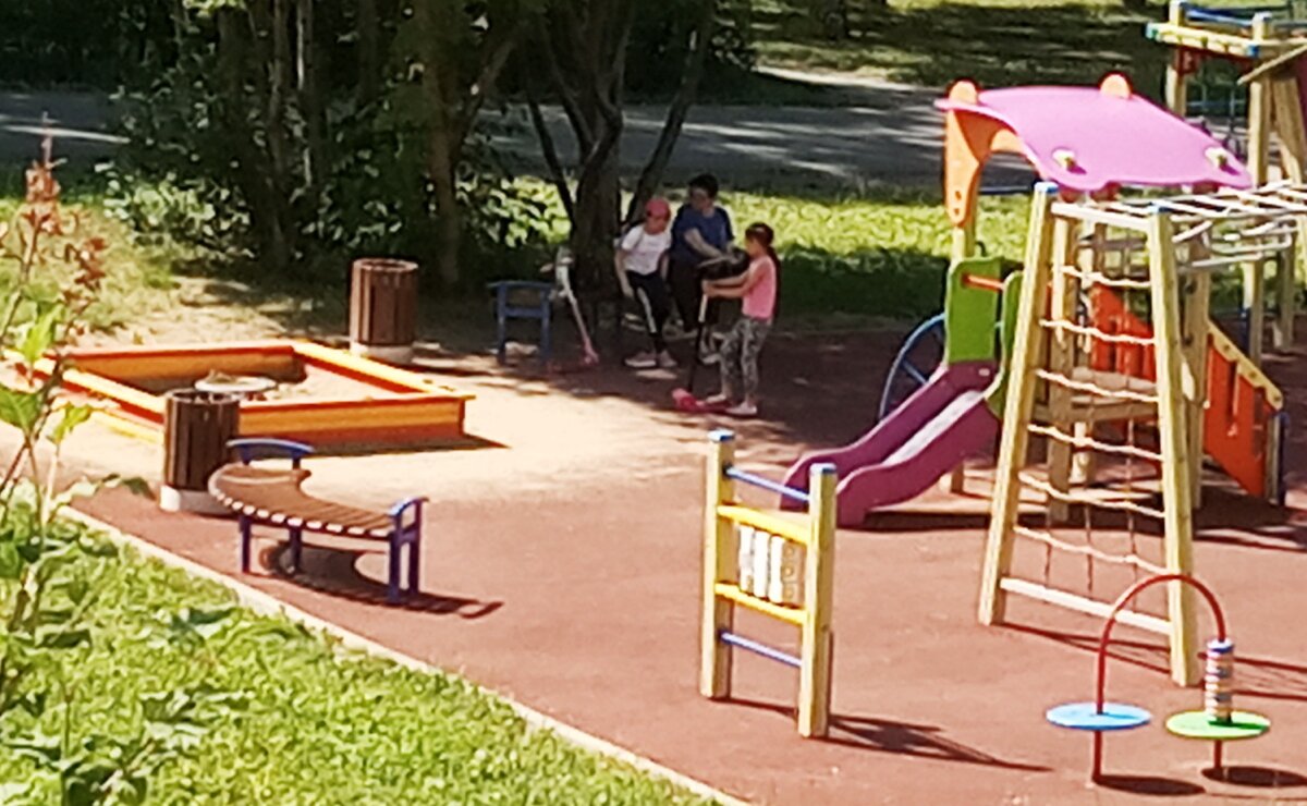 Сейчас мало детей - день...жара...июнь. Вечером будет, как всегда много