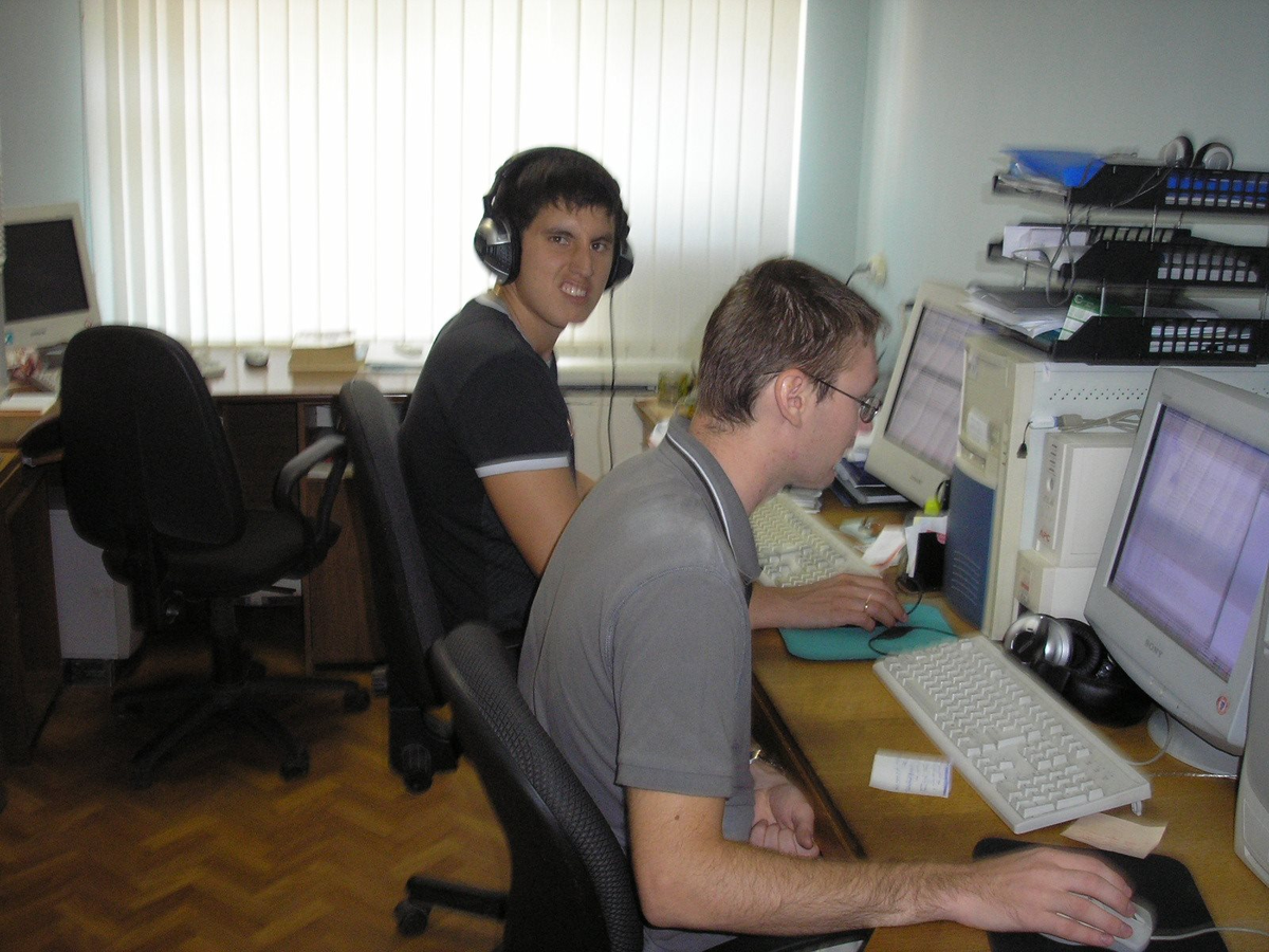 Мутная фотография из 2008 года. Начало трудовой деятельности. Я в наушниках.