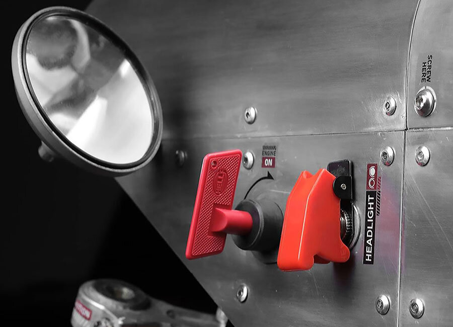 Ребята из Katalis добавили на внешнюю поверхность корпуса своего электро мотоцикла панели с тумблерами в стиле ретро, которые являются полностью функциональными.