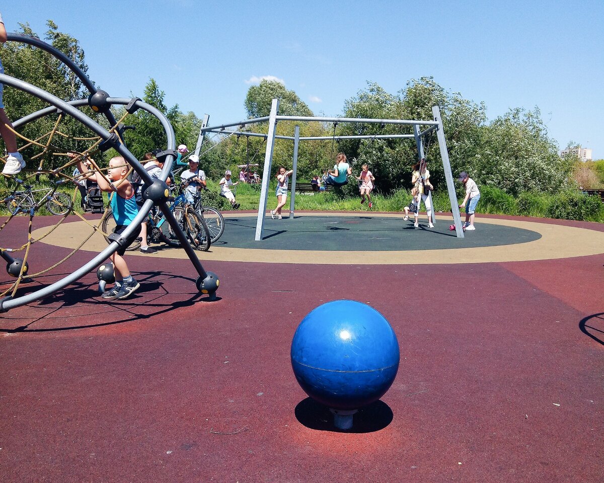 детишек много, все беззаботно гуляют