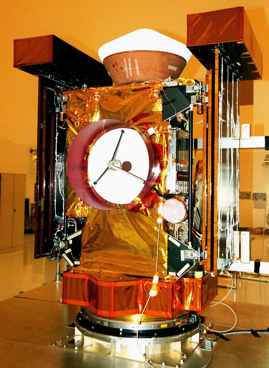 Если картинку увеличить, можно увидеть, что большинство проводов просто приклеены скотчем.