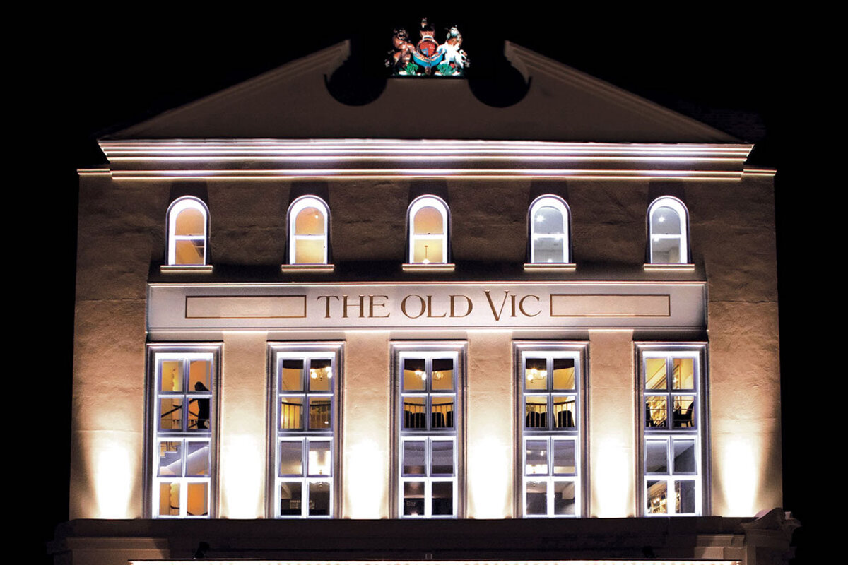 С улицы Old Vic кажется очень домашним