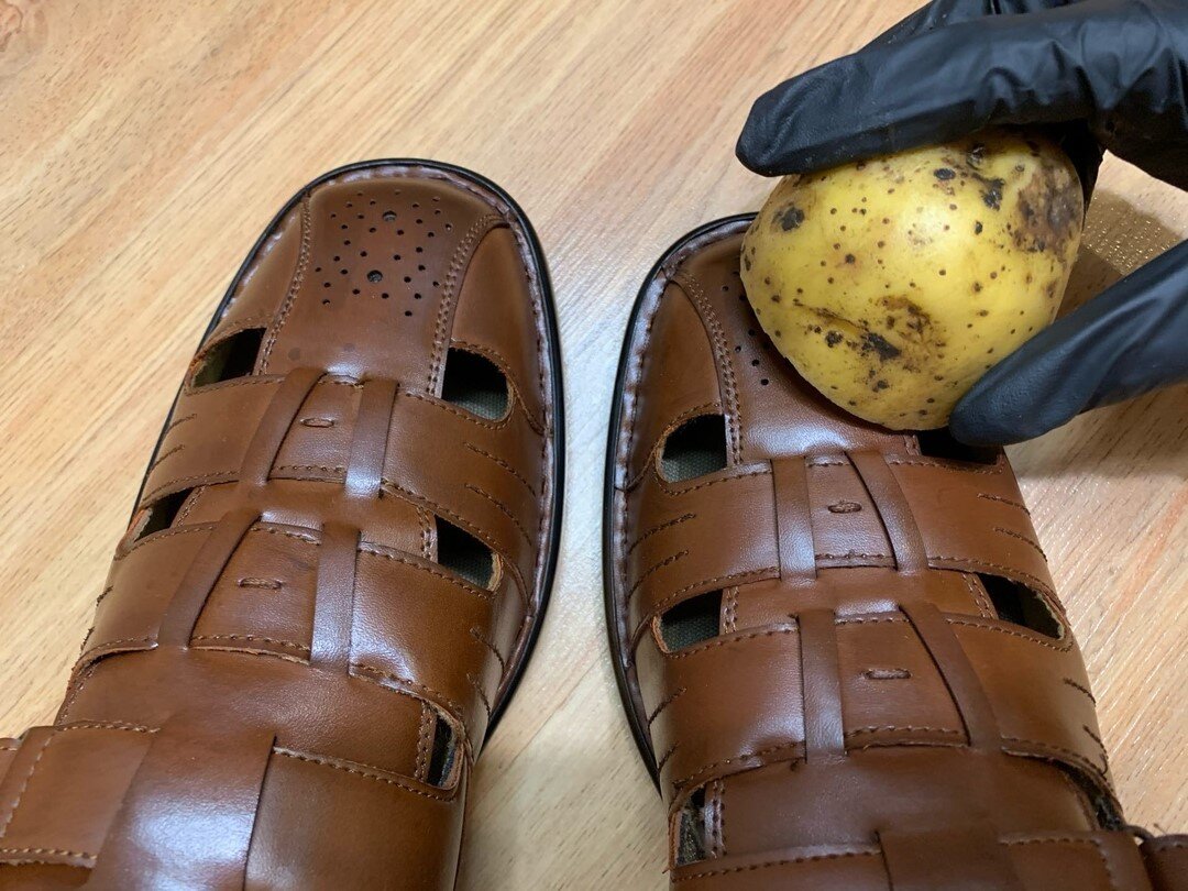 Фото сделано автором (натираю картошкой кожаные ботинки)