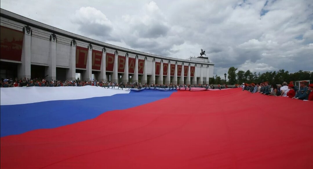Россия она большая. Самый большой флаг РФ. Самый большой флаг России в мире. Самый огромный российский флаг. Самый большой флаг России Федерации в России.