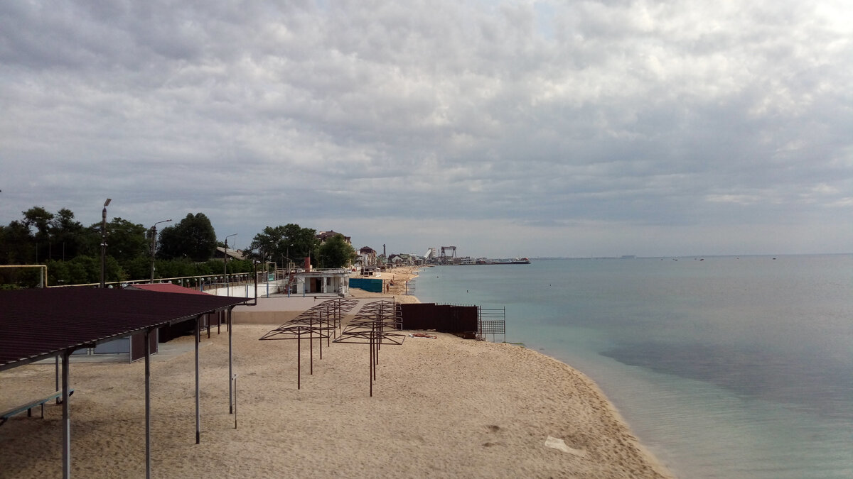 Феодосийский пляж рано утром. Фото автора