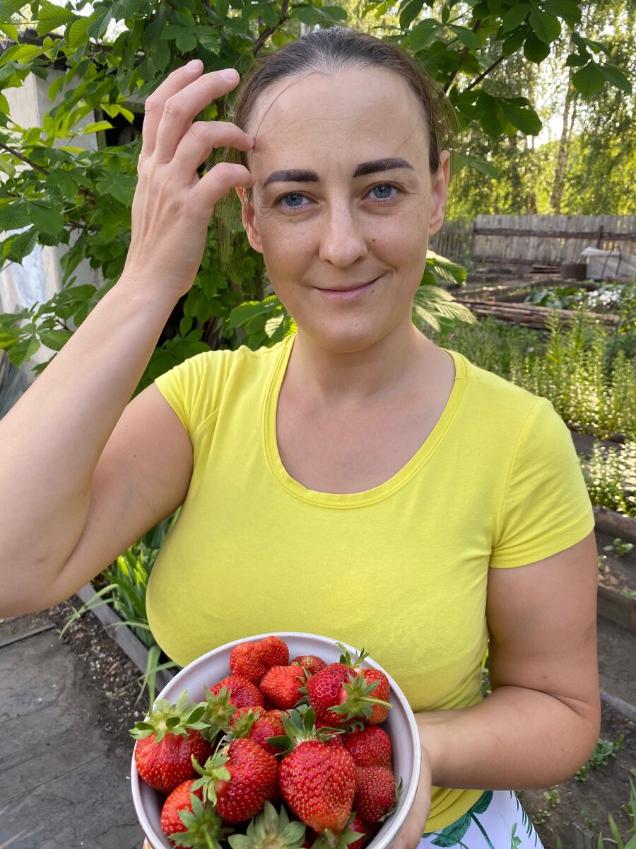 Самый первый сбор ягод в этом году