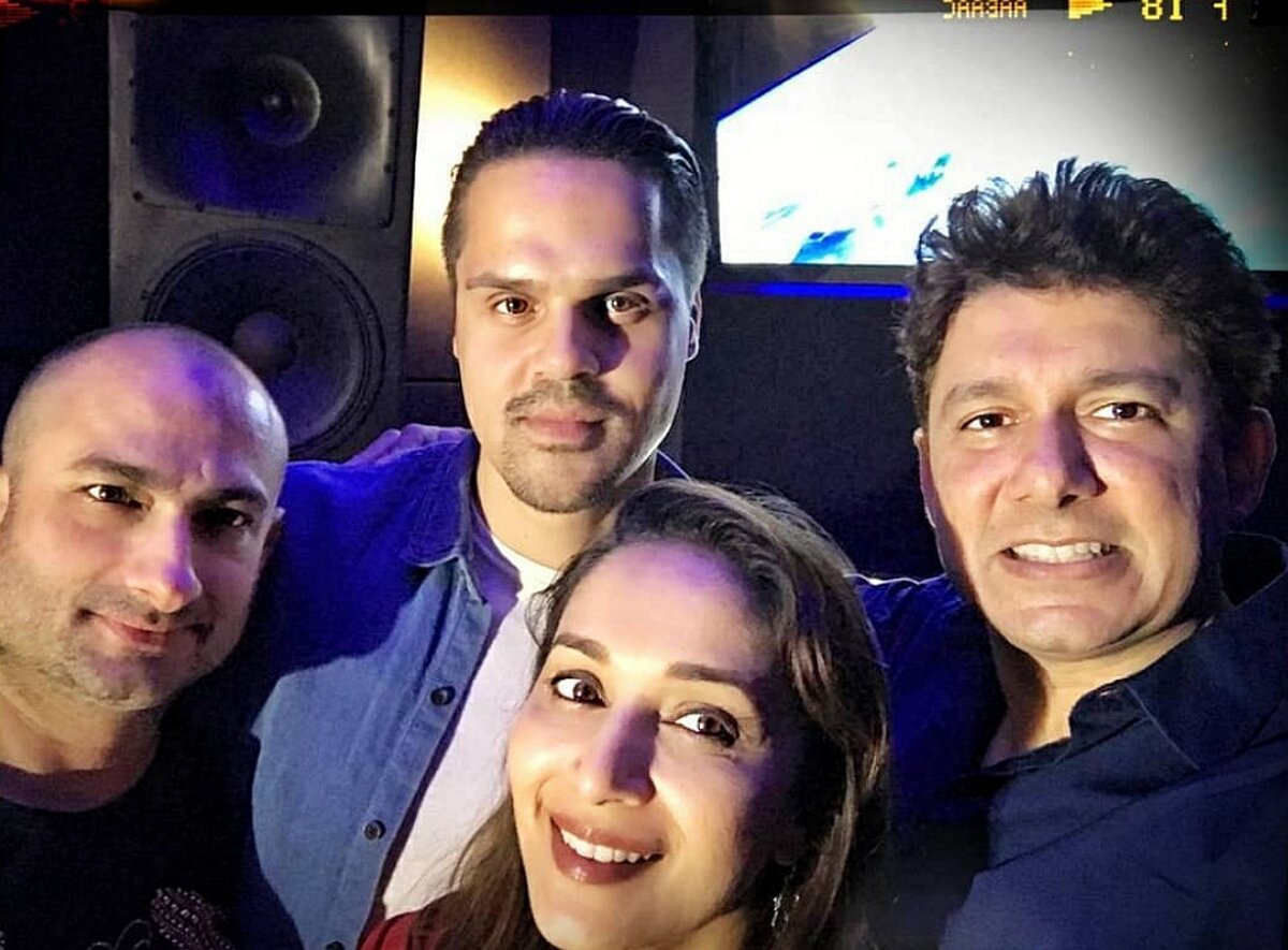 Мадхури Дикшит на студии звукозаписи / источник фото: Инстаграм Мадхури Дикшит