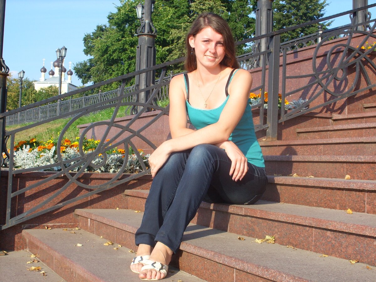 Здесь мне всего 20 лет, второй курс университета. ни о чём не думаю, ни о чём не переживаю)