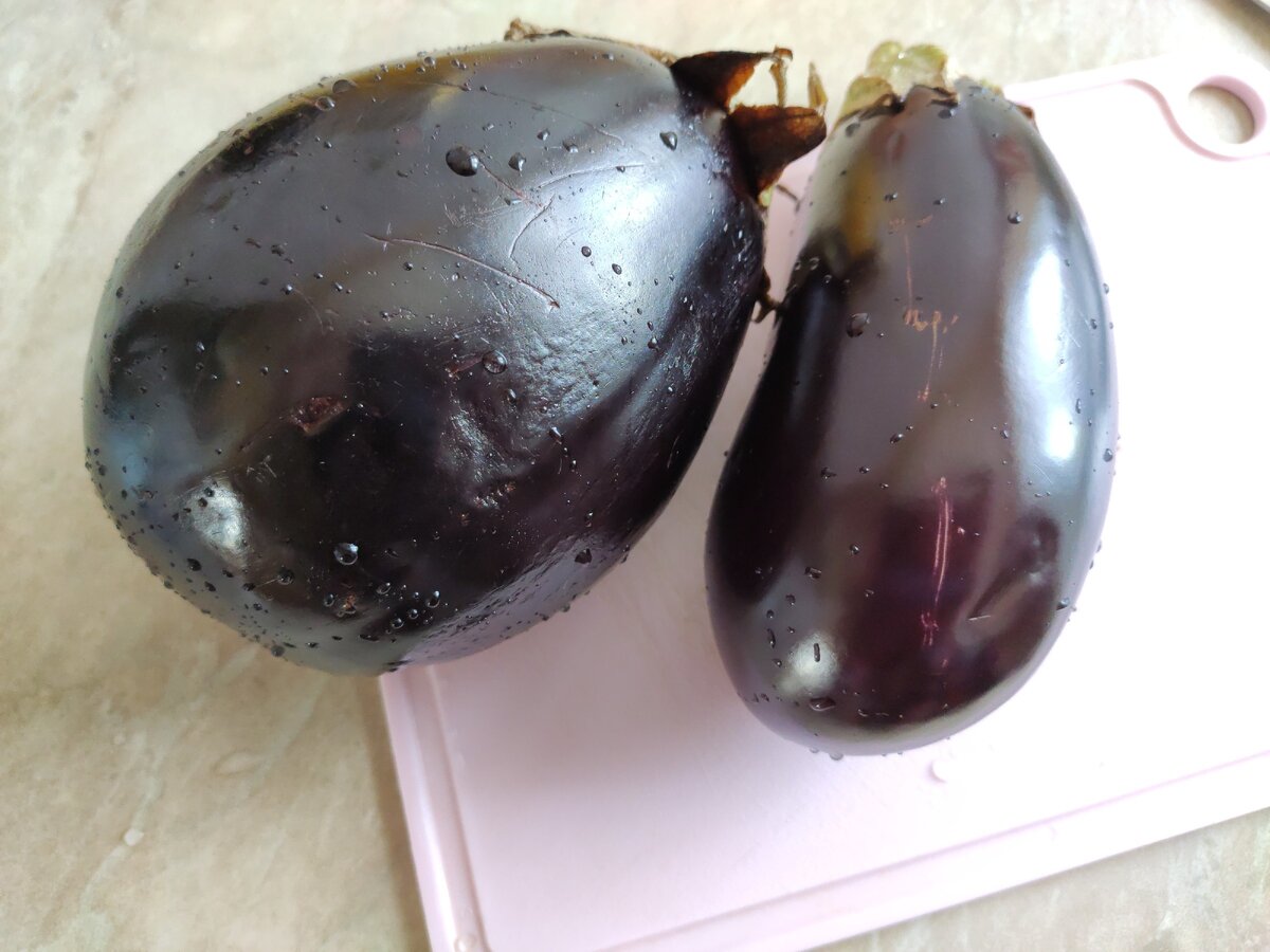 Баклажаны пузатые. К сожалению, были только такие. В Нижнем Новгороде цена 199 рублей за килограмм