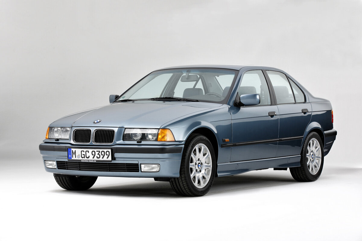1. BMW 3 series E36. 1990г. Вид спереди.