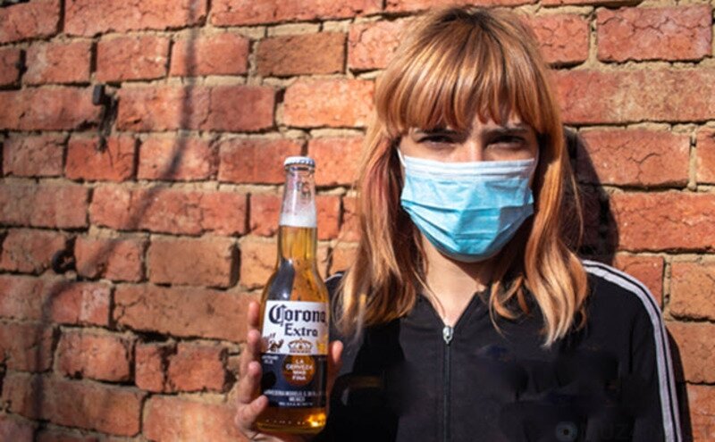 Репутация компании Corona, производящей пиво, сильно пострадала

Поговорим о невезении. На логотипе пива, выпускаемого компанией Corona, есть корона. Слово “corona” означает «корона» на испанском и латинском языках. Так уж вышло, что коронавирус получил своё название от короноподобных шипов, которые имеются на поверхности вирусных частиц.