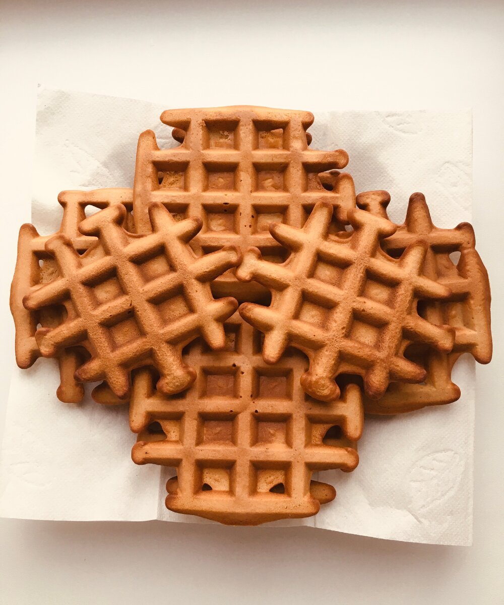 Вот такая горка полезного десерта в виде бискивитных венских вафель получается, если приготовить их по рецепту ниже