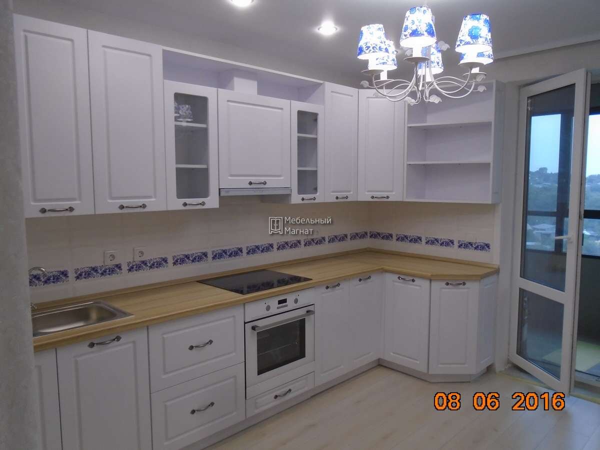 Кухня классика угловая с фартуком из плитки создавалась у нас на производстве на заказ. Интересно, что у клиента уже был эскиз кухни, но он пригласил нашего дизайнера, чтобы получить консультацию.