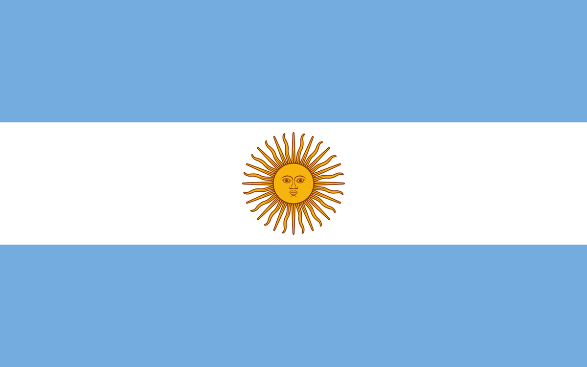 Современный официальный церемониальный флаг Аргентинской Республики. Средняя полоса белого (серебряного) цвета, верхняя и нижняя – голубые. В центр помещено изображение желтого (золотого) солнца. У него человеческий лик и 32 волнистых луча.