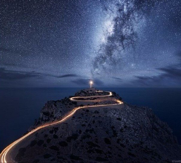 Мечта всегда кажется не досигаемой но если постараться то " сказка станет былью" и мы удивляемся оказывается так просто осуществить мечту нужно всего лишь что-то делать для того чтобы она сбылась  а не ждать когда мечта сама осуществится. 