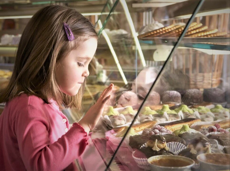 Даже если ваш ребёнок молча соглашается на то, что вы ему даёте, это не значит, что это ему действительно нравится. Попробуйте дать ему простой выбор: "Тебе нравится шоколадное пирожное или вишнёвое?"