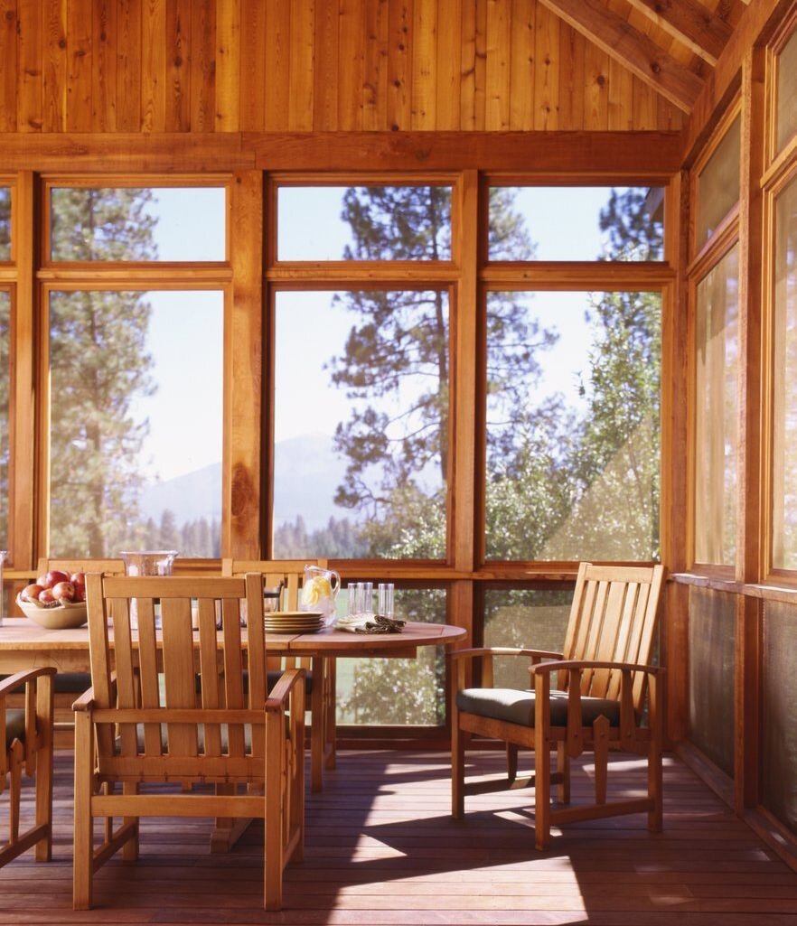 Современная кухня столовая в стиле кантри в частном доме.