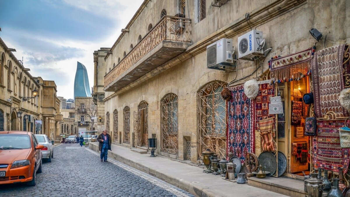 Старый город в контрасте с современными постройками