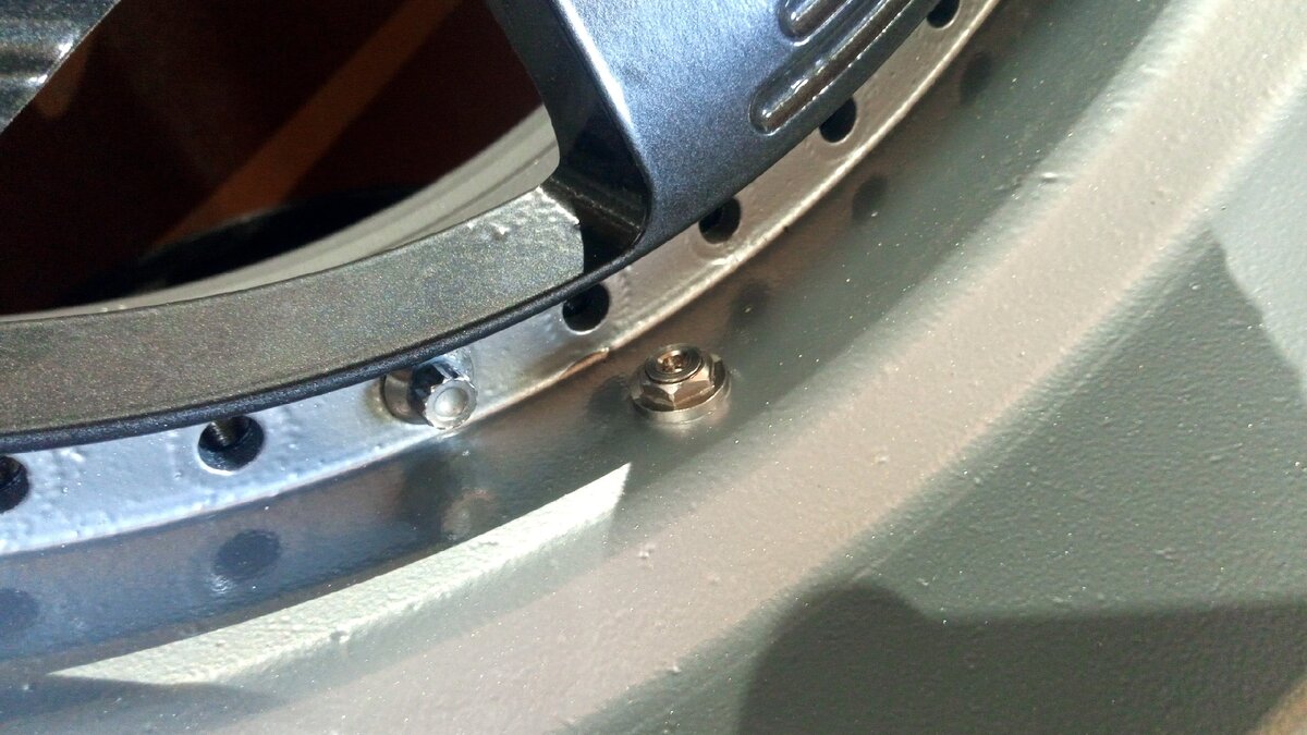 Скрытый ниппель не обломится на бездорожье или при очистке колеса