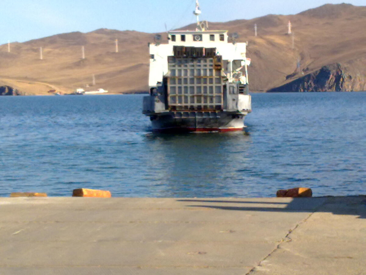 Паром ждали долго. Часа два, не меньше.