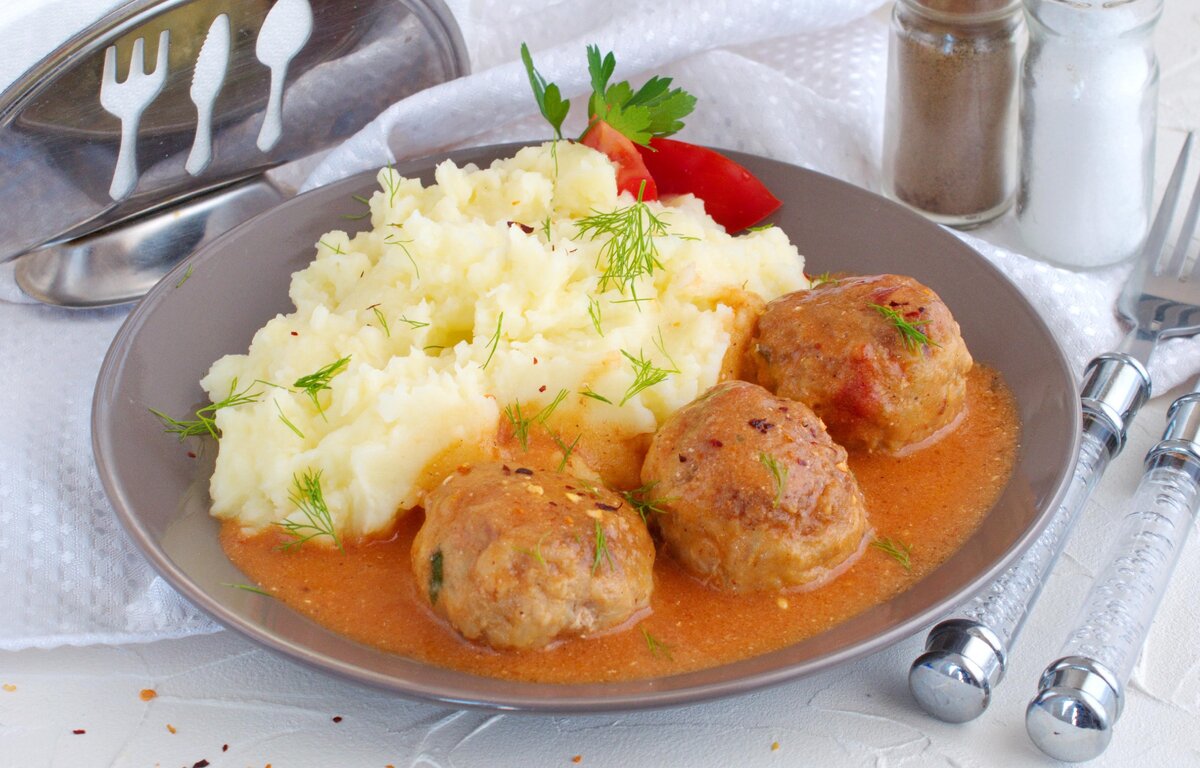 Тефтели в сметанно-томатной подливе с картофелем пюре