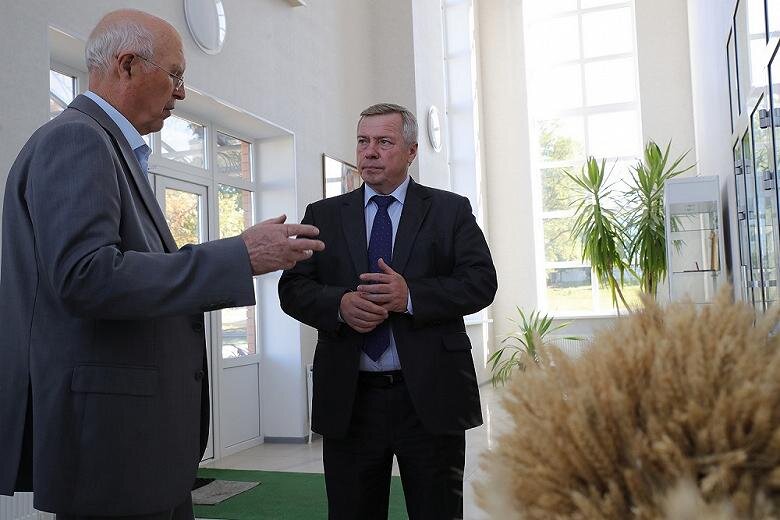 Анатолий Грабовец (слева) и губернатор РО Василий Голубев. 