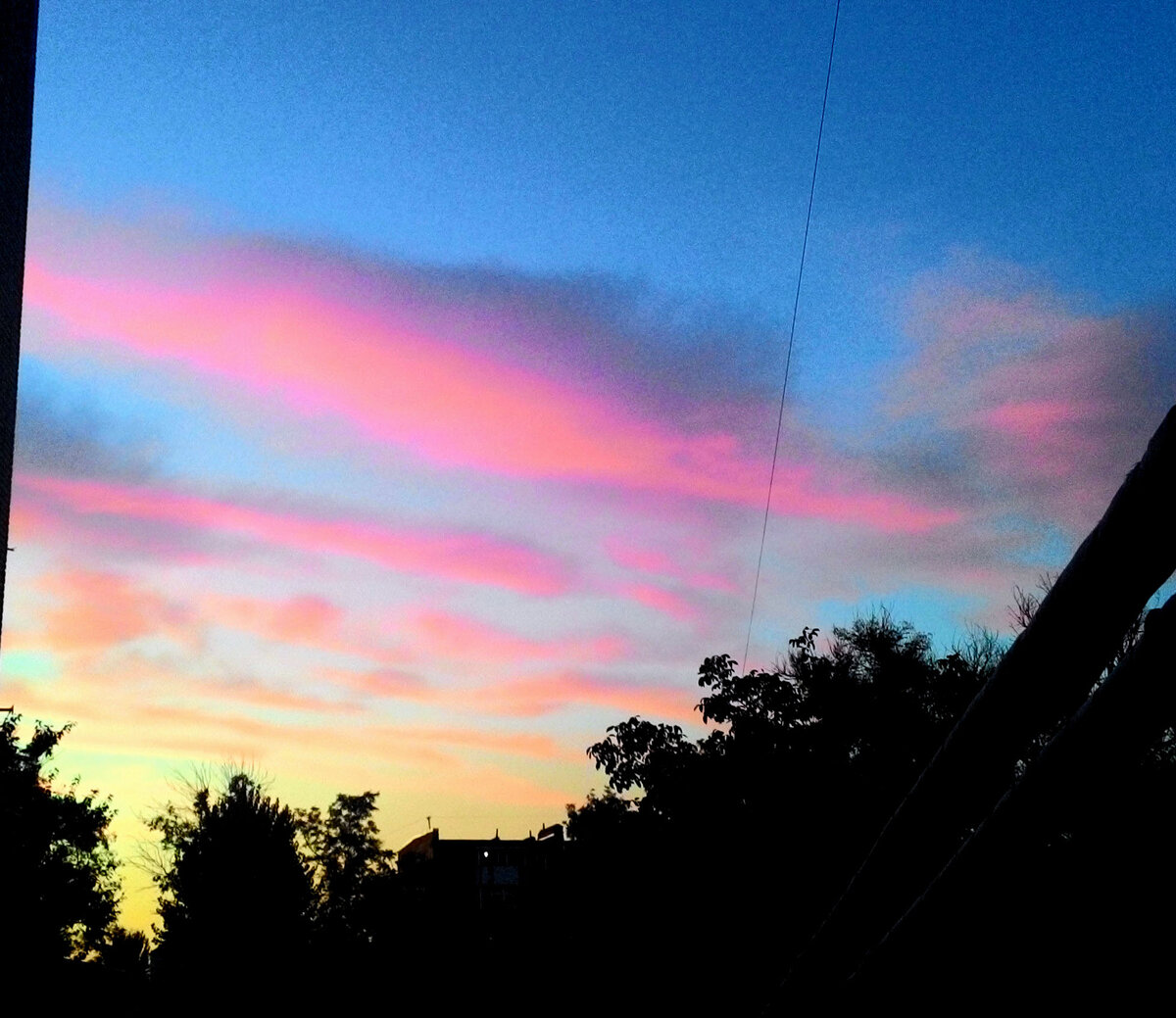 Закат в Таганроге, 2015 год. Фото сделано на телефон и не подвержено никакой обработке. Такие цвета действительно существуют  в природе)