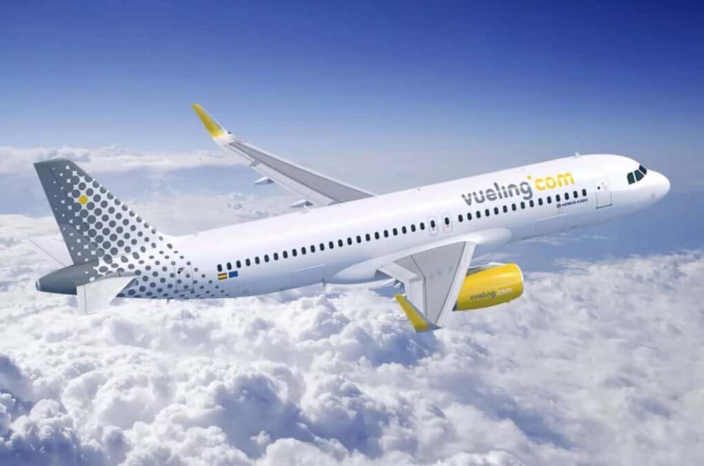 
“Vueling Airlines” – бюджетная авиакомпания, с базой в Барселоне, Испания. Она входит в тройку лидеров в Испании по количеству авиаперевозок.