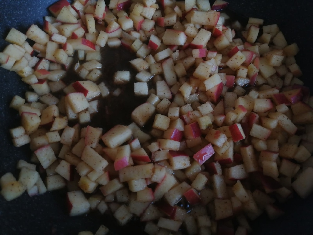 яблочки тушим под крышкой 3-5 минут