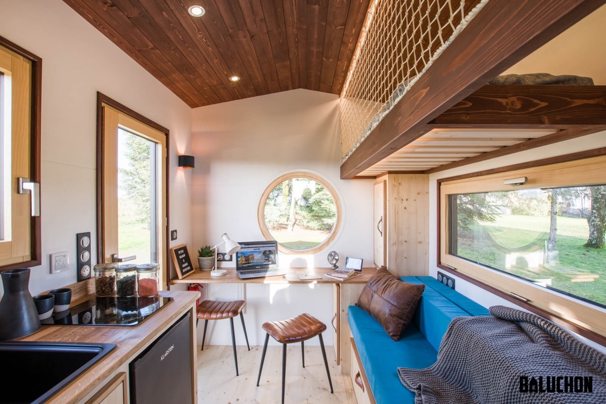 Вид на рабочую зону и окно-иллюминатор { photo -> tinyhouse-baluchon.fr}