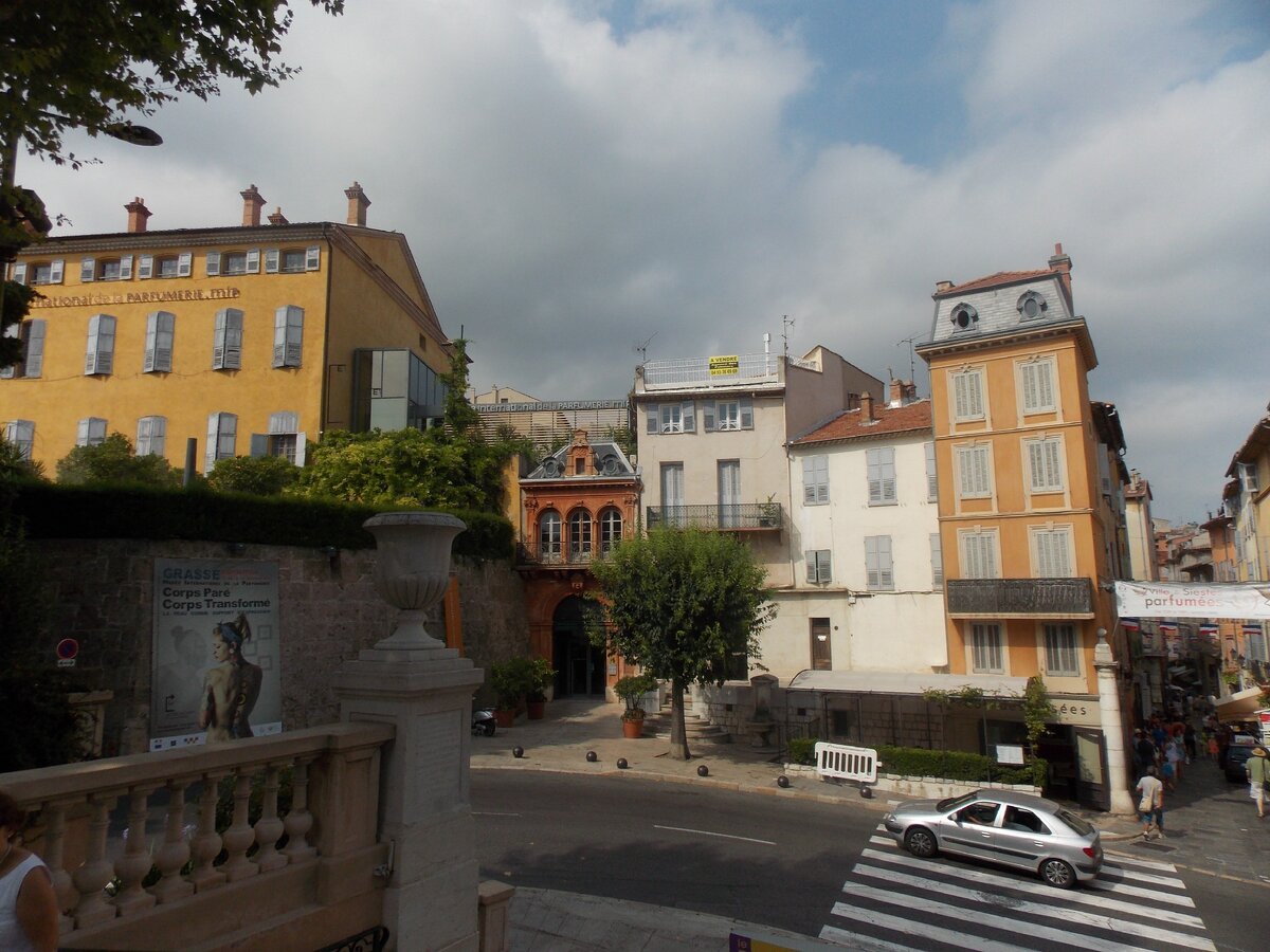 Город Грасс - столица парфюмерии.