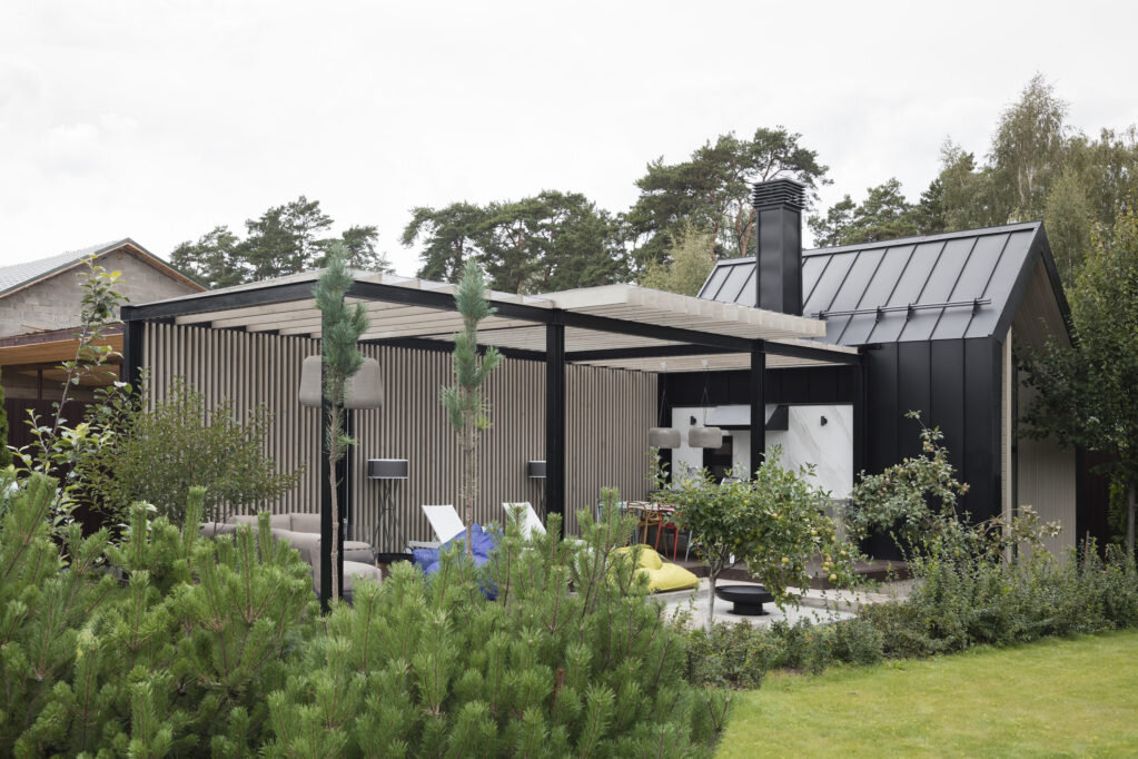 Вид с террасы основного дома. По замыслу владельца, “тусовочная” зона должна была находиться на максимальном расстоянии от жилой.