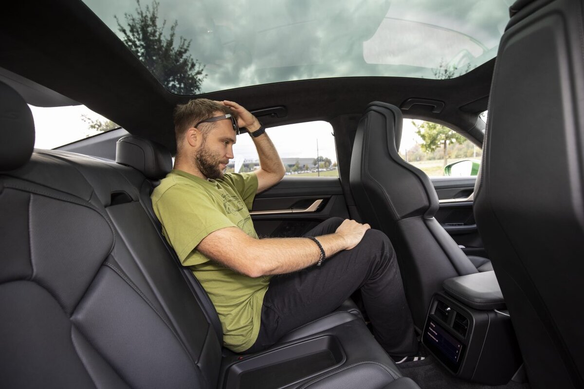 На заднем ряду пассажир ростом 185 см. Ему будет тесно, ноги упираются в спинку переднего сиденья, над головой нет простора. 