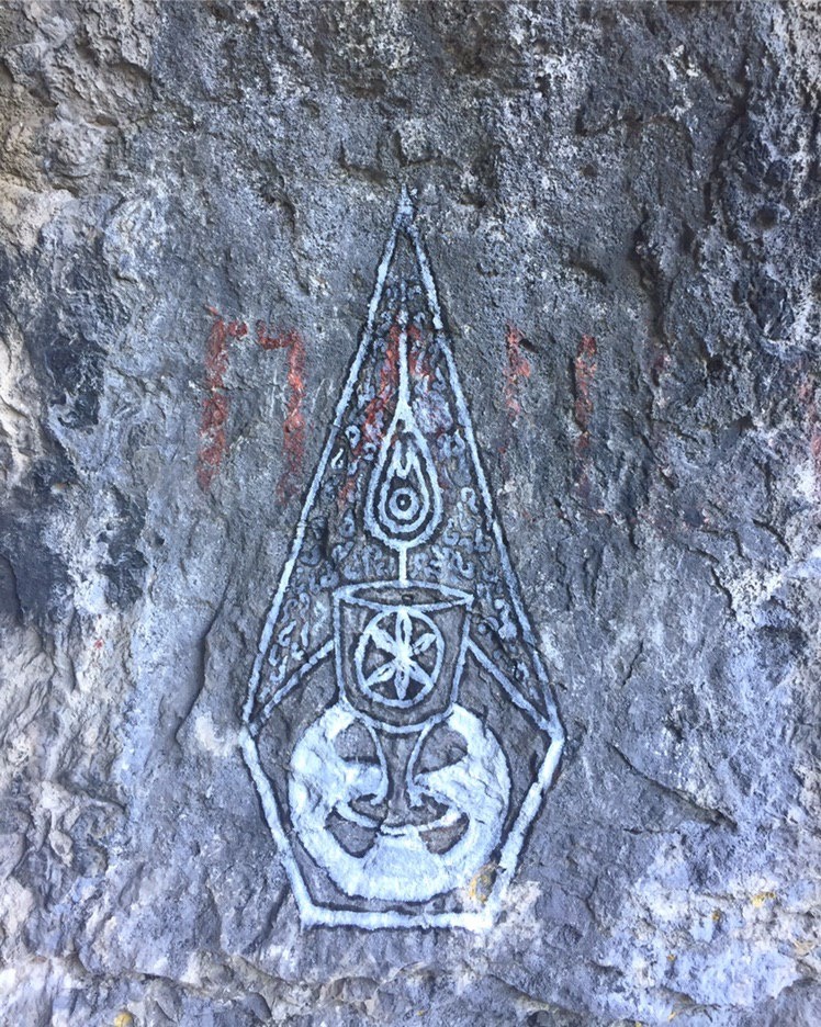 Мой Дза - Дзен... 
Фикус Обыкновенный

Воздушный змей

Я — как воздушный змей, которого ты держишь на ниточке. Пока катушка лежит в твоих руках, я могу летать и воображать, что это исключительно моя заслуга. Я смотрю на тебя сверху вниз и думаю — какие мы с тобой разные! Ты там, на земле, а я тут, касаюсь облаков руками и грежу о звездах. На самом же деле звезды так далеки, что по сути нет никакой разницы в том, стоишь ли ты на земле или паришь в нескольких метрах над ней. Но воздух свободы так опьяняет. Я начинаю думать, что если бы не ты, я бы увидела весь мир! Я бы полетела в Африку или Индию, увидела бы океан! Только отпусти...

Но стоит тебе на мгновение замешаться, как я уже распинаю себя на дереве и вороны рвут меня на лоскуты, чтобы свить свои гнезда. Если нить между нами прервется, в лучшем случае я останусь там, на дереве, поколатая ветвью. В худшем же, я свалюсь вниз и дети затопчут меня, играя.

Пока ты держишь меня, я могу быть свободна....

Графика на скале - АЭЛЬИТА Лу КАДЕНЦИЯ