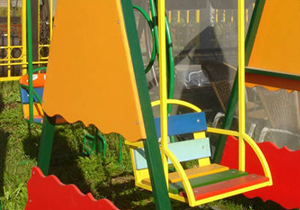 Такие детские качели отличаются от подвесных тем, что снабжены собственным каркасом, поддерживающим перекладину, к которой подвешено сиденье. Для предотвращения ударов о боковые стойки при раскачивании, сиденье обычно подвешивается на жестких штангах, а не на тросах либо цепях. Обычные каркасные качели предназначены только для раскачивания и не имеют никаких дополнительных возможностей.