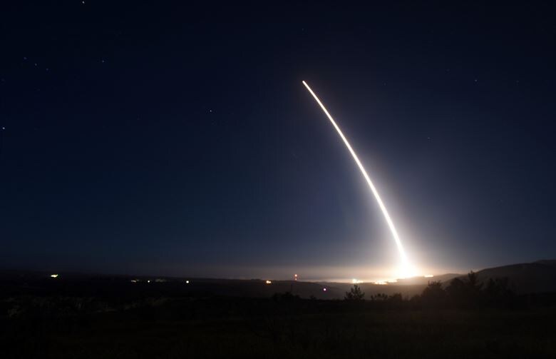 Межконтинентальная баллистическая ракета США Minuteman III запускается во время эксплуатационных испытаний в Калифорнии в 2016 году.