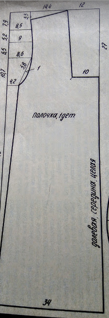 выкройка состоит из четырех деталей (в галерее все детали, листайте): спинка, 2 детали, полочка, 1деталь со сгибом, рукав, две детали и воротник, 4 детали.
