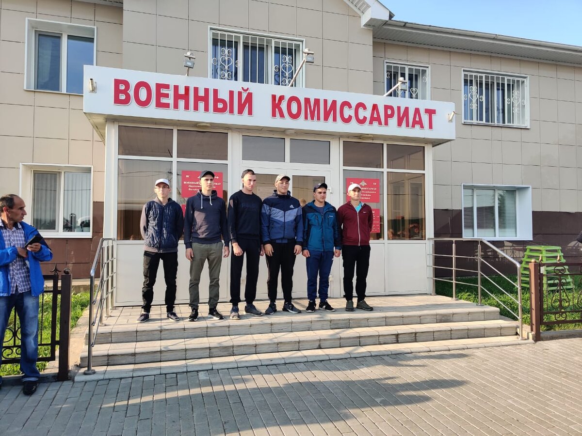 Хәрби комиссариат каршында булачак солдатларны озаталар
