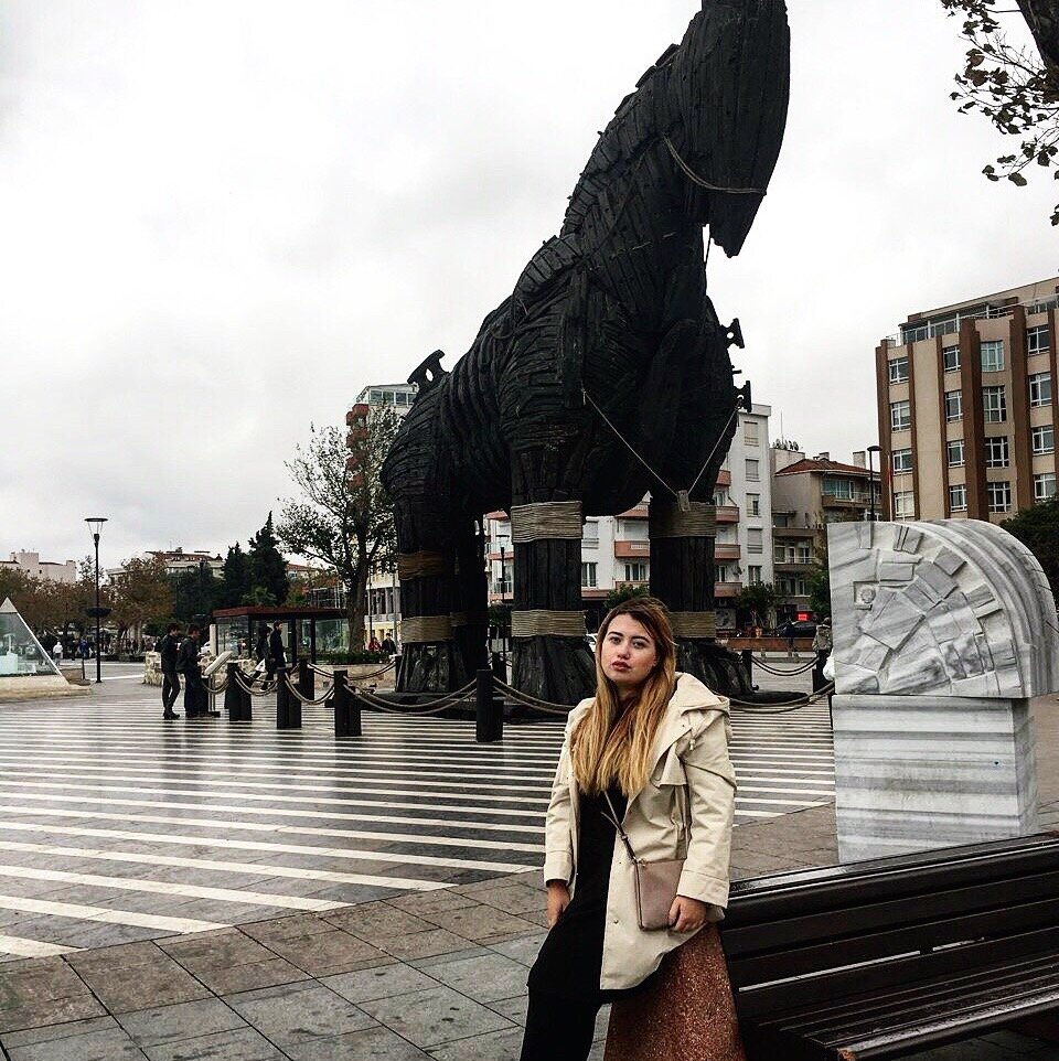 Я в поисках вдохновения в Древней Трое, нынешнем Чанаккале. Позади - Троянский конь, подаренный городу киношниками. 