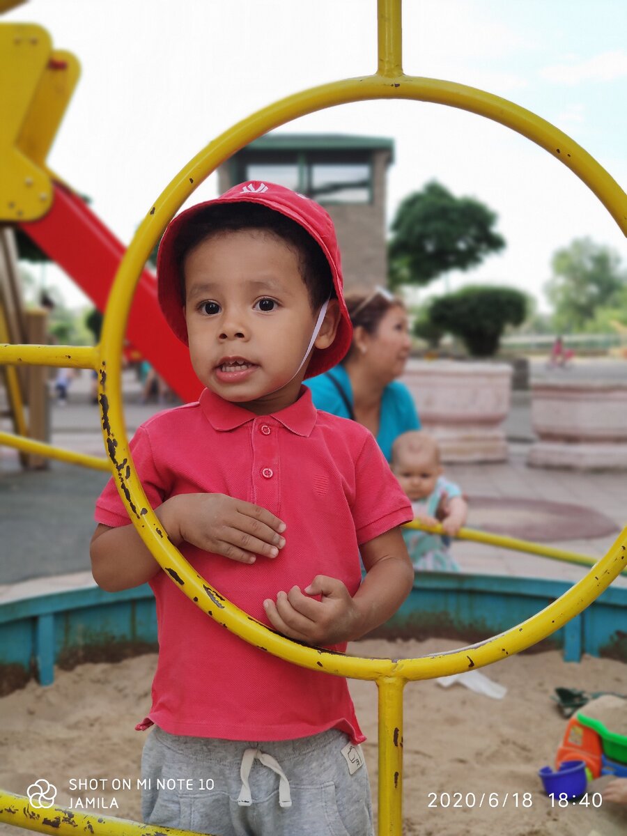 Мой сын в песочнице.  Без дополнительных настроек и вспышки