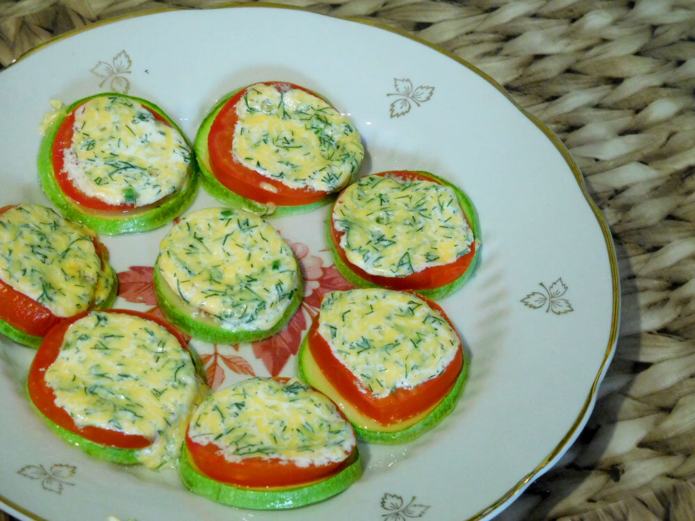 Закуска их кабачков помидор с сыром и чесноком