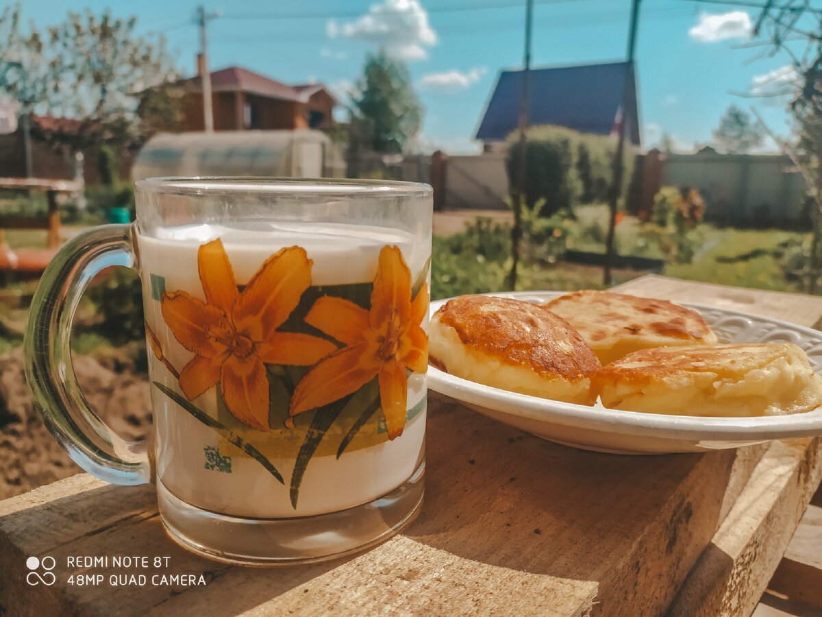 Чем можно порадовать себя с утра? Ну конечно вкусняшками!
⠀Супер простой и быстрый рецепт.
⠀Ингредиенты:
⠀1. 400 г творога
⠀2. 1 яйцо
⠀3. 3 ст. ложки сахара
⠀4. 3 ст. ложки муки (плюс для обвалиавания)
⠀5. Подсолнечное масло для жарки
⠀
⠀Готовим:
⠀1. Смешиваем 1,2 и 3 пункты. ⠀2. Добавляем муку. Если творог был жидкий, то муки можно добавить чуть больше. ⠀3. Формируем комочки и обваливаем их в муке.
⠀4. Выкладываем на слегка прогретую сковородку с маслом и обжариваем до румяной корочки с двух сторон.
⠀
⠀Получаются не очень сладкие, поэтому сверху можно полить сгущенкой или намазать вареньем.
⠀
⠀Всем доброе утро! И приятного аппетита 😊