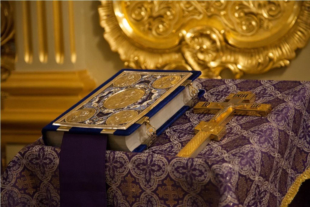 Евангелие православное. Крест и Евангелие на аналое. Аналой для исповеди. Исповедь. Крест и Евангелие на исповеди